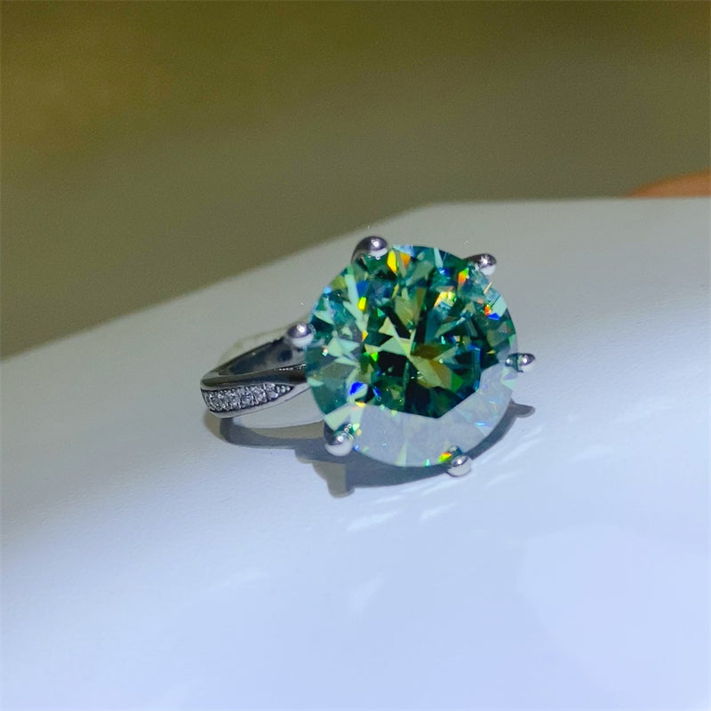 10 carat moissanite ring in platinum-plated 925 sterling silver, showcasing vibrant green gemstone brilliance.